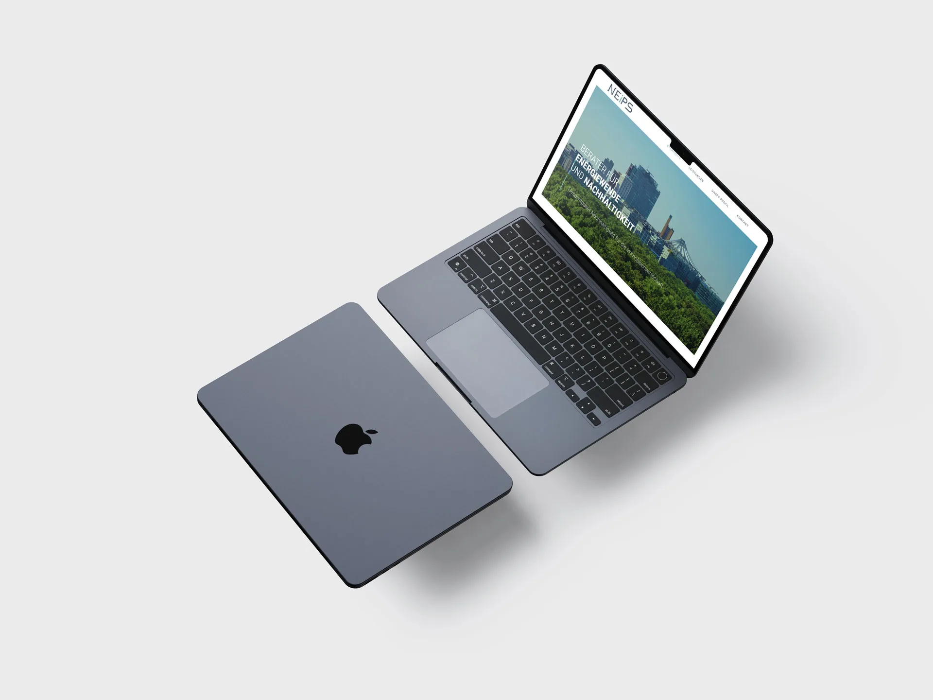 Website von Neips auf einem Laptop mit Stadtpanorama über Grünflächen und der Headline „Berater für Energiewende und Nachhaltigkeit“