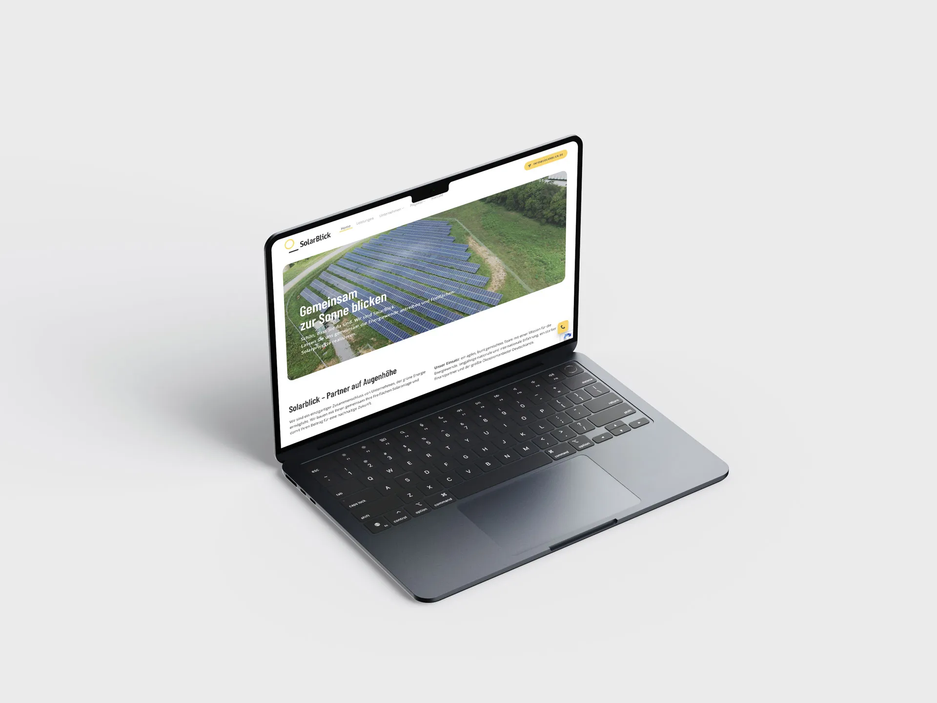 Website von SolarBlick auf einem Laptop mit Luftaufnahme eines Solarparks und dem Slogan „Gemeinsam zur Sonne blicken“