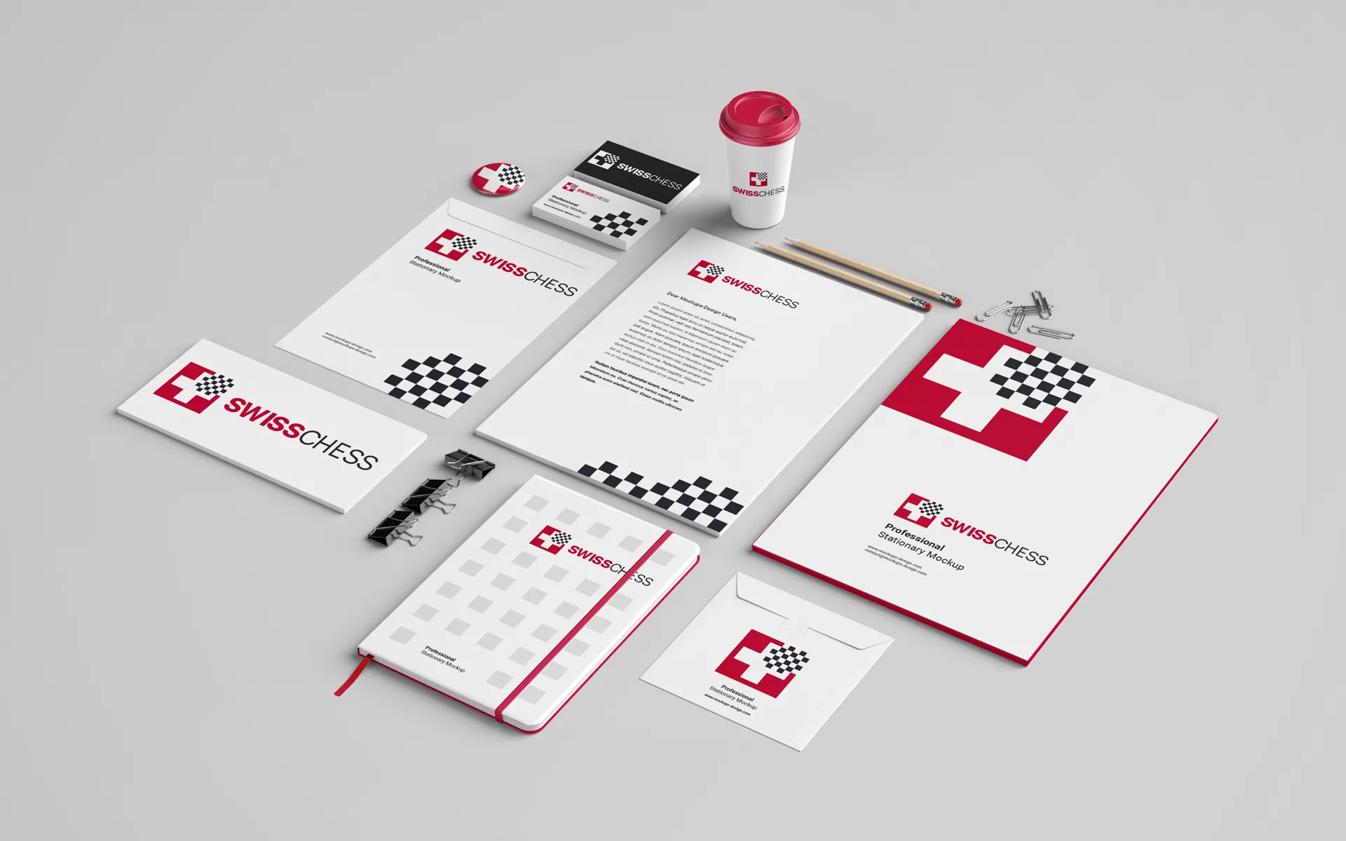 Corporate Design von Swiss Chess mit Schweizerkreuz und Schachbrettmuster auf Briefpapier, Visitenkarten, Notizbuch und Kaffeebecher