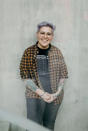 Portrait von Sara Alba, Gründerin, Brand & Web Designerin